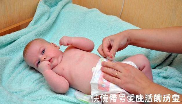 新生儿|新生儿拉完臭臭后,用水洗好还是纸巾擦?正确的方式是这个