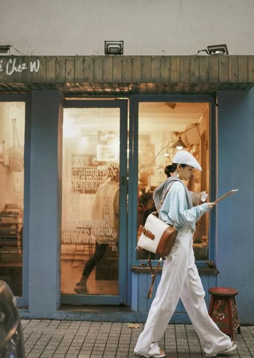 卫衣下面别配牛仔裤了！今年流行这样穿，你买了吗？