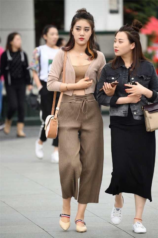 简洁又清爽的感觉，舒适又婉约的阔腿裤，走到哪都是一抹风情