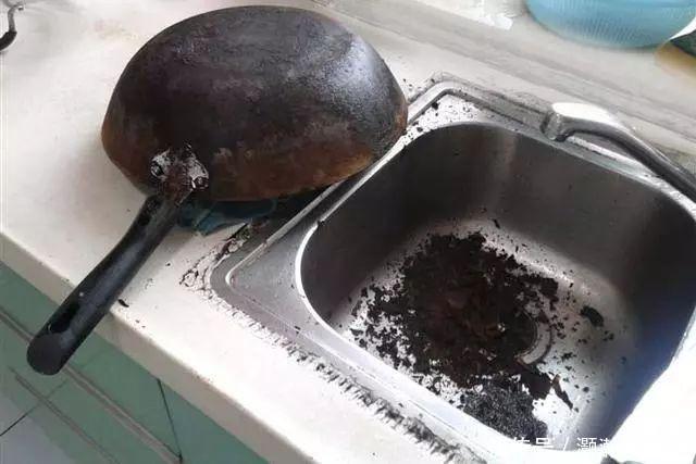 炒菜锅用久了,底下有黑垢?只需一杯饮料,旧锅立马变新锅