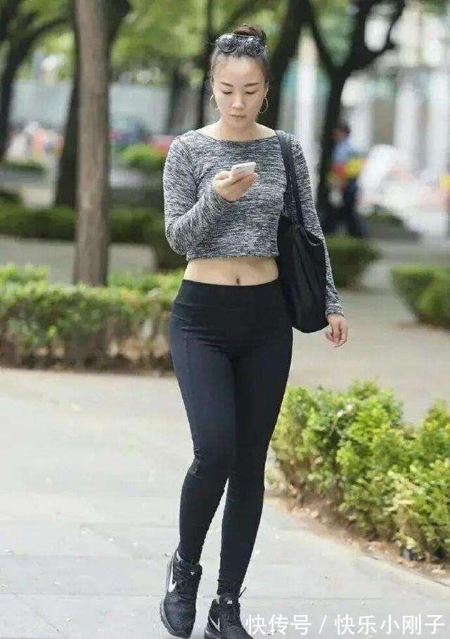 长裤 修身的紧身裤让美女大秀好身材,非常赏心悦目,优雅简约
