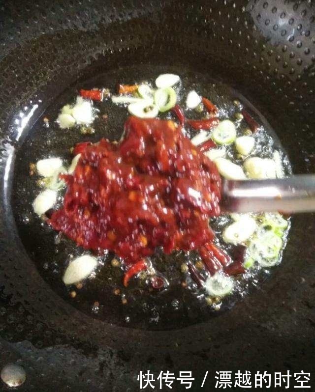  鸭血这样做，麻辣鲜香，爽翻你的味蕾，川渝人超喜欢！