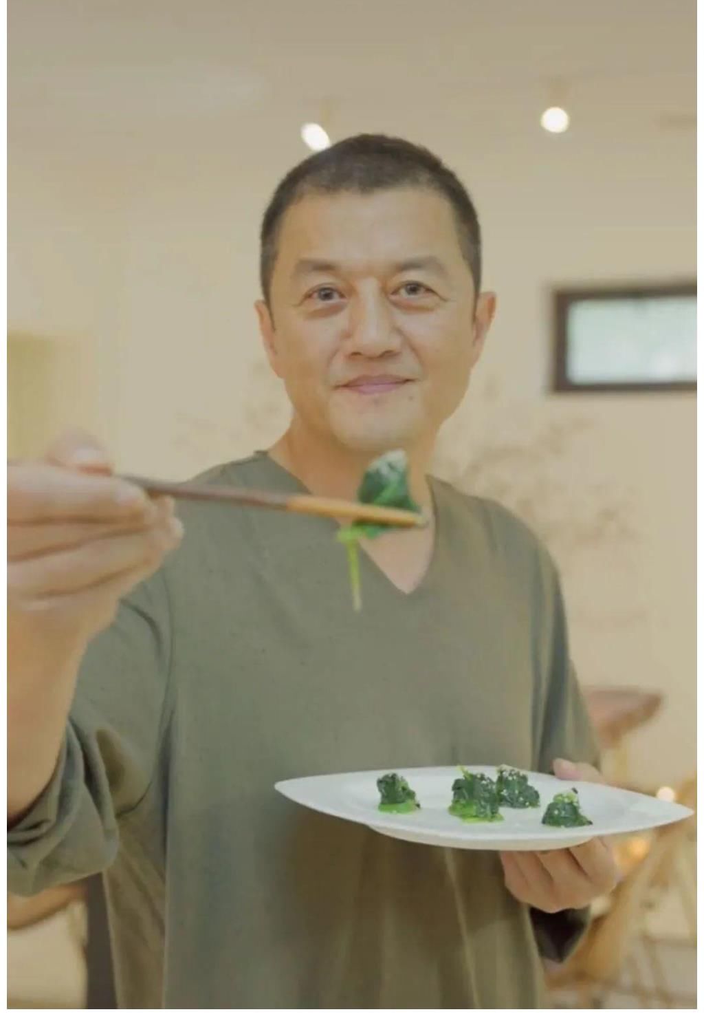 豪宅|李亚鹏又晒下厨视频,被冻结7千万后,49岁在豪宅院子种菜