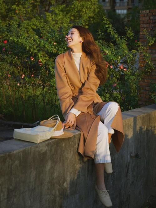 大衣只有黑白灰？过年穿这些颜色的大衣你就赢了！