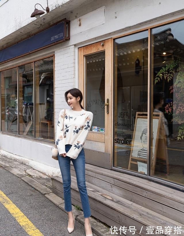 秋叶|女神孙允珠高清时尚搭配:秋冬针织秋叶图案修身白色圆领毛衣