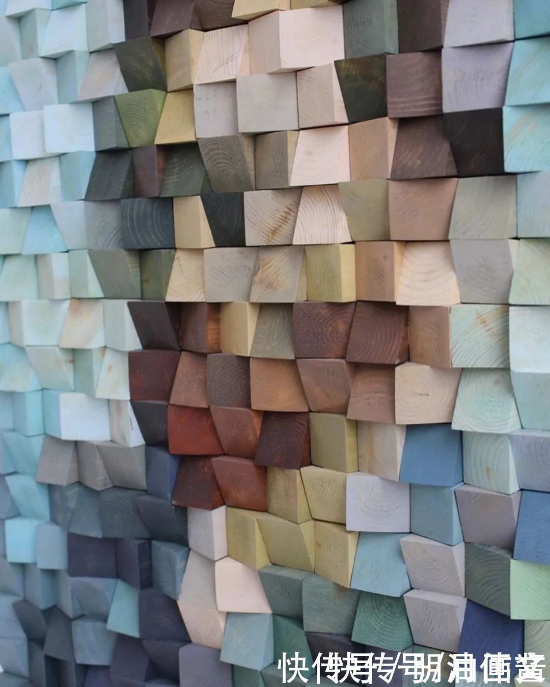 艺术品|用425个木块，组成让人看不懂的作品，艺术家：你离远点看