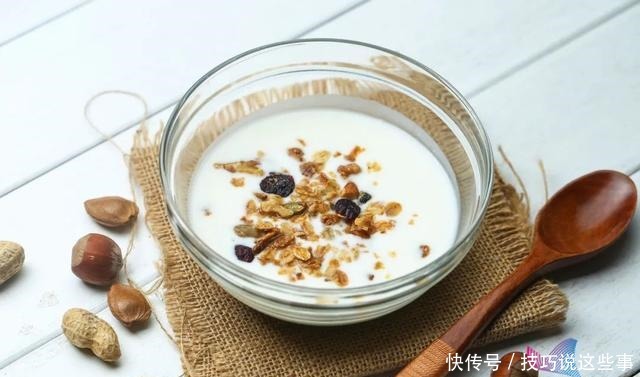 酸奶盒上竟然还有一个小机关,难怪以前喝不干净!