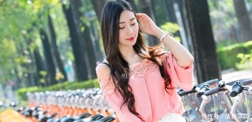 女人味|街拍:粉色上衣的美女,尽显甜美气感,彰显十足女人味,性感迷人