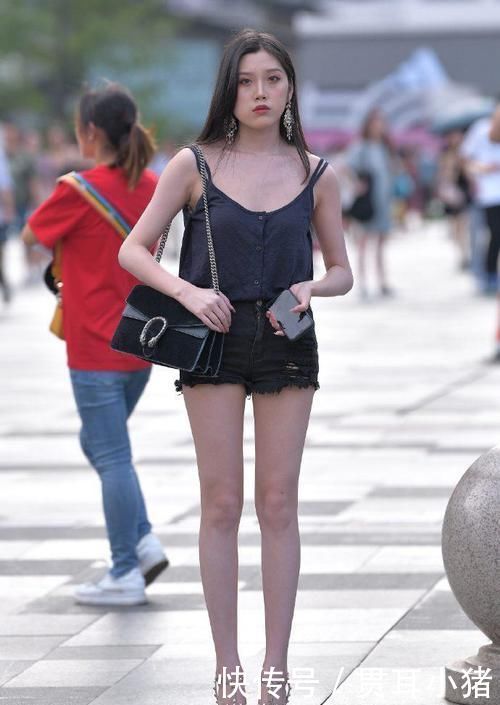 美女|美女应该是人群中不热的一个,简单搭配以牛仔裤垫底