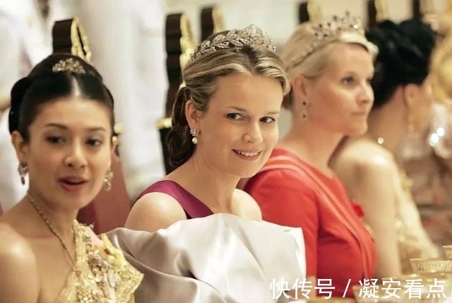 王后|太寒酸了!29岁不丹王后用发箍充当皇冠出席国宴,全靠颜值在硬撑