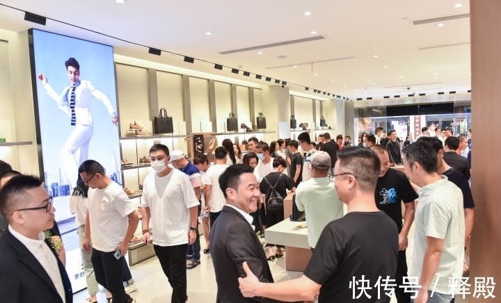 君智|33年专注皮鞋,奥康开启舒适皮鞋新时代