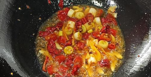 鸡杂试试这样炒来吃，口感脆嫩一点不老，味道香辣好吃，特下饭