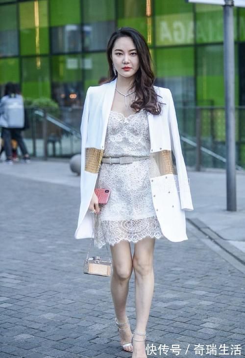 造型 胖女孩的优雅造型,蕾丝连衣裙搭配白色外套,彰显独特的女神范儿