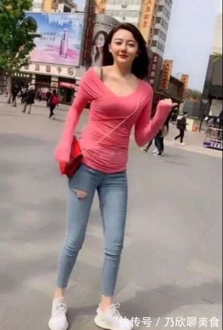 包包|花季少女斜肩上衣搭配紧身牛仔裤出门,运动范十足,美丽不减分!