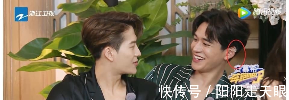 b《奔跑吧》黄旭熙耳朵上一直贴着胶布，真实原因让人心疼，一般人可想不到