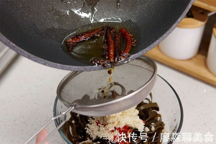 蒜汁|清爽开胃的凉拌海带丝做法，好吃到停不下来，多一步味道就香了