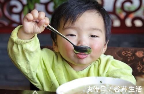 辅食|“2岁能吃大人饭了吗”?纠正:3岁以内,别给孩子喂“毒辅食”