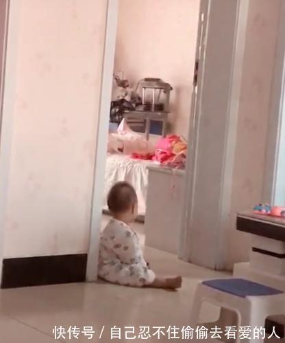 画面|弟弟午睡醒来后,坐在姐姐房间门口等姐姐睡醒,画面太有爱了