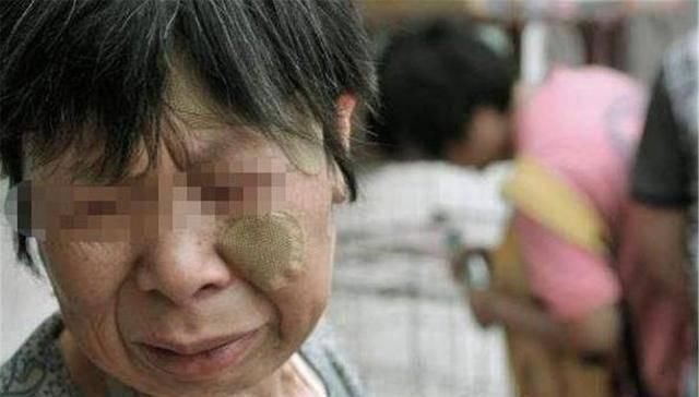 媳妇|70岁老人生病被媳妇送到女儿家，含泪说“20年前月子仇还记恨”