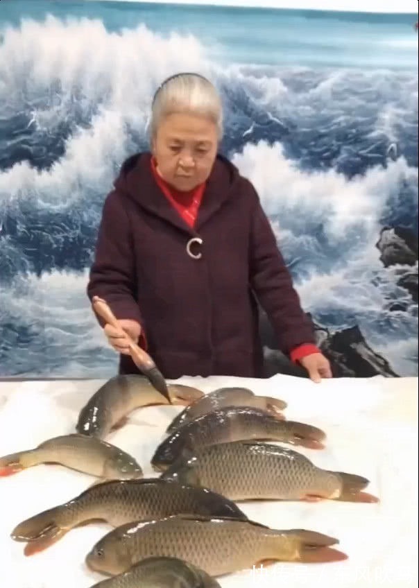 国宝级$七旬老太堪称国宝级画家,以鱼当“寿”字,网友:一不小心画活了