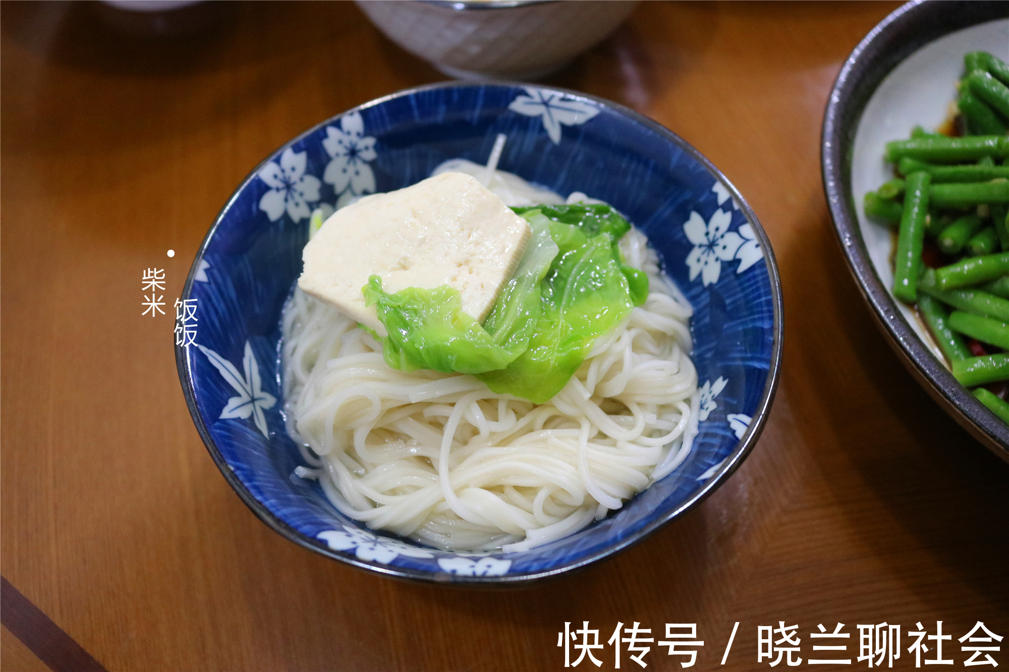 一家人的晚餐，3个家常菜，搭配白面条，全家人吃美了