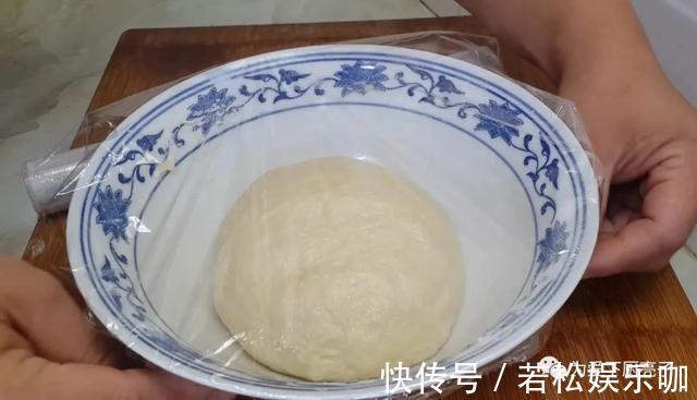 好吃|自制葱油饼的做法，锅里一烙，柔软劲道不油腻，比手抓饼好吃