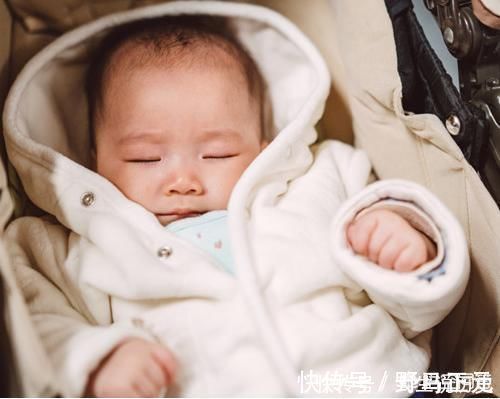四个月|四个月大的宝宝,睡觉总是摇头是怎么回事?