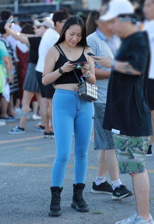 干练是搭配出来的，黑色背心配浅色牛仔裤，经典时髦