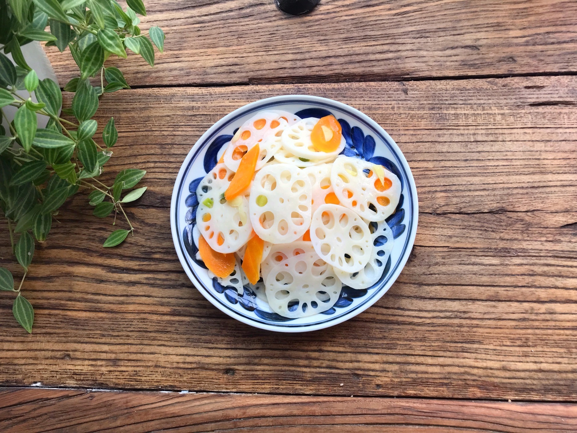 炒莲藕下锅就变黑,老厨师教你1招,加点它,莲藕白净还入味