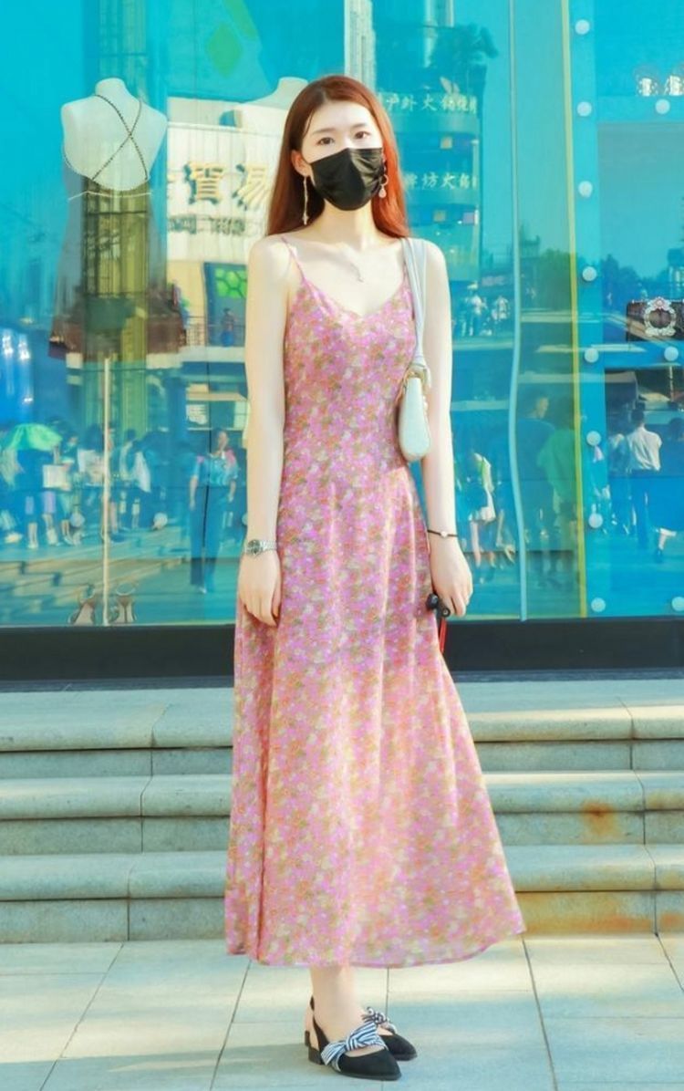 街拍|街拍:一字领上衣搭配半身裙,简直是完美的组合