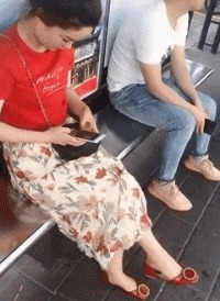 |搞笑GIF:突然感觉不对劲 以后再也不穿裙子帮人推车了