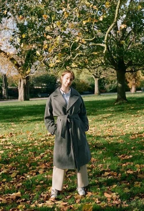 2021年流行的高级色，很适合皮肤黄黑的女人，时髦显白有气质黄黑皮能穿流行色吗？2021流行色推荐高级色搭配运用法则：