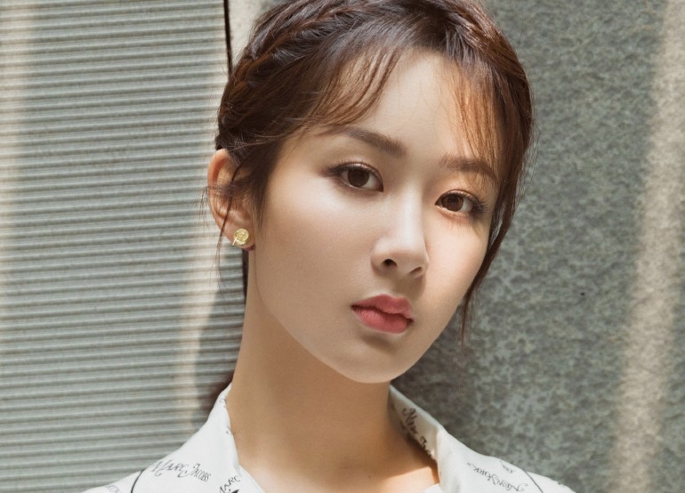 杨紫坐秋千吓到闭眼睛，王俊凯很皮但有分寸，手一直没松开