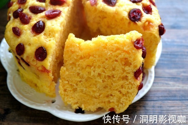 早餐蒸个南瓜发糕，口感松软不粘牙，好吃不上火，孩子说比蛋糕香