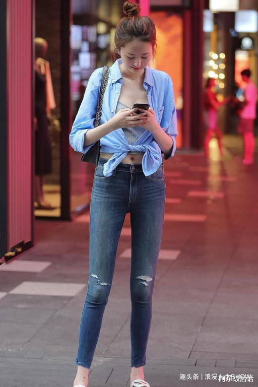 美女早秋穿搭,简单小妙招,时尚感提升了不止一个度