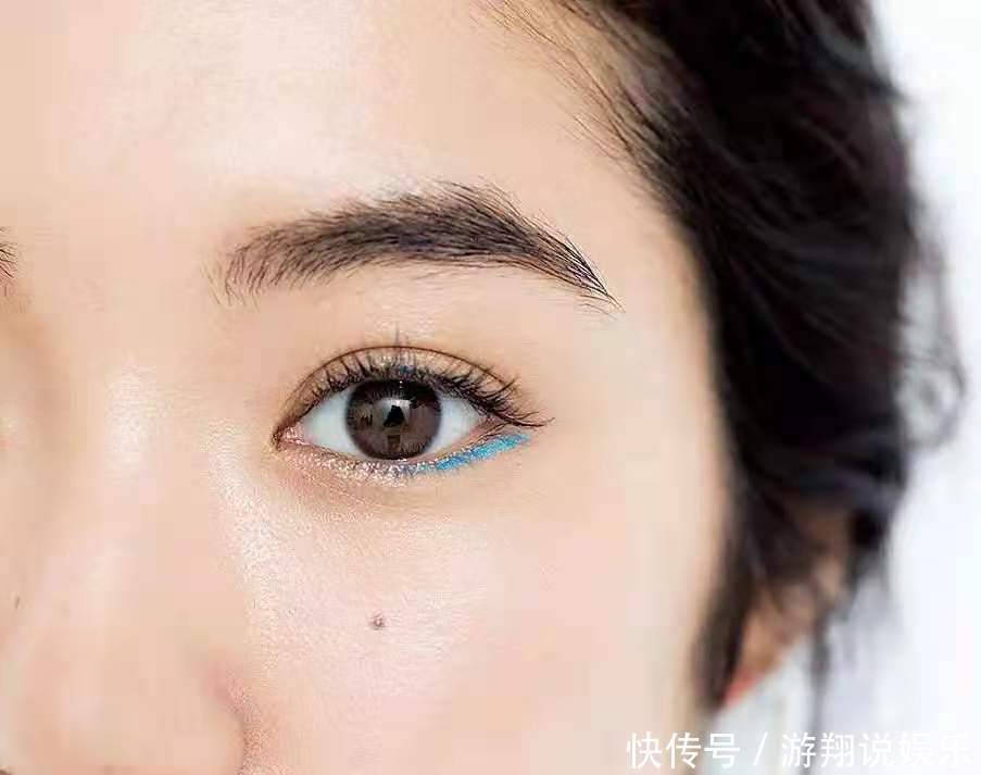 告别冬季沉闷,娜扎热巴都在画彩色眼线,个性又吸睛,时髦精必备