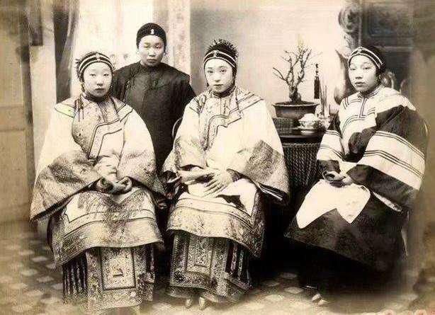 嫁给|民国时的“小脚女人”,15岁嫁给大户,脚从不洗仅丈夫见过