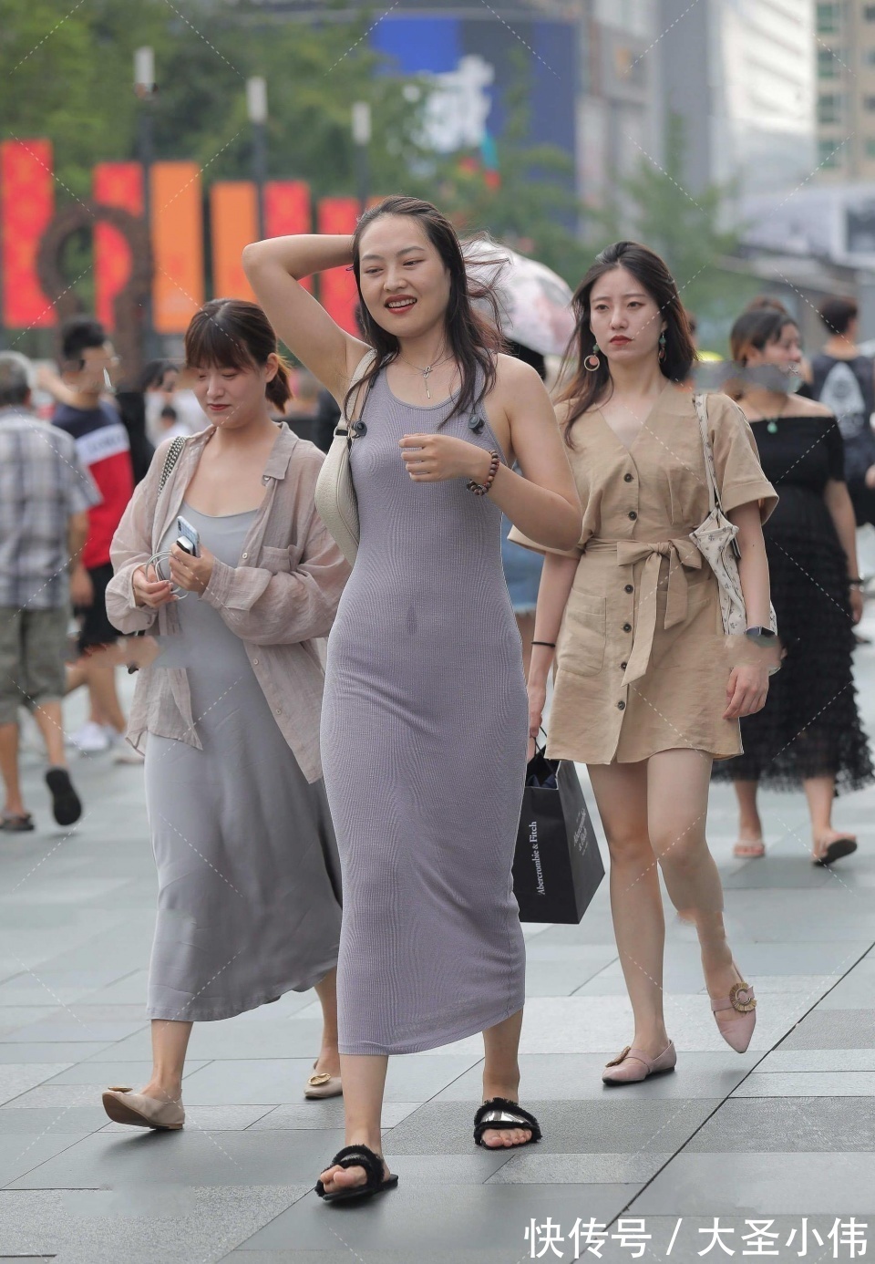 魅力|美女街拍:可甜可咸的小姐姐,虽然肚子上有点肉,但丝毫不影响她的魅力四射