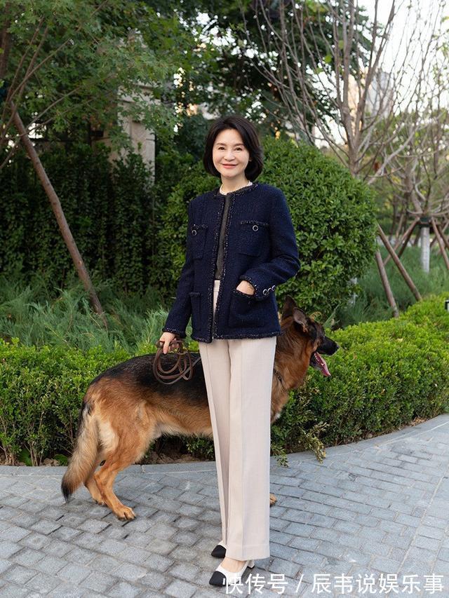 时尚 这位中年妈妈真会穿,她的“4件外套”很时尚!详细穿搭干货附上