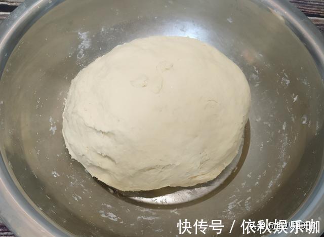 和面|烙饼怎么做才好吃？和面这一步做好，烙饼柔软又筋道，凉了都不硬