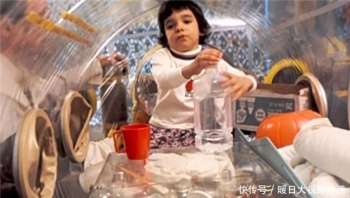 美国|美国“泡泡男孩”:12岁才走出隔离膜,在临终前第一次亲吻了妈妈