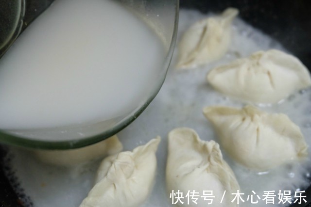 饺子别再煮了,试试这个做法,面粉水比例调配好,冰花又焦又脆!