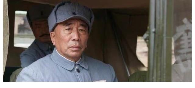 《香山葉正紅》選角敷衍，非特型演員演開國(guó)將帥，草臺(tái)班子既視感