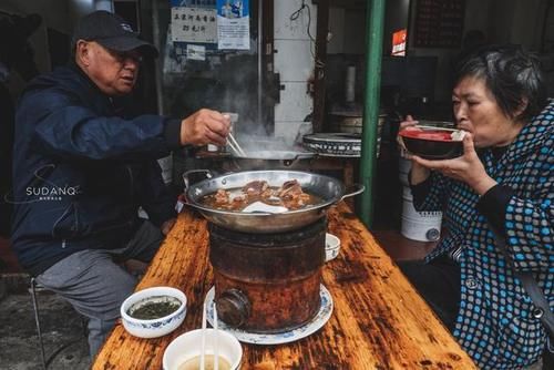  一大早就喝白酒吃火锅，湖北荆州人的生活“有点彪”，令人惊奇