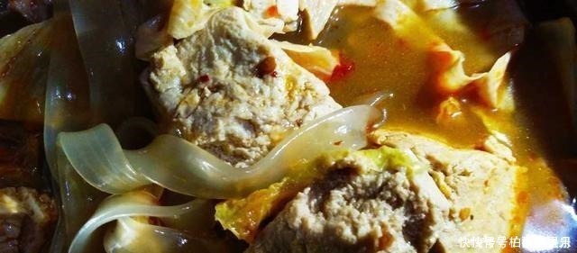 冻豆腐炖宽土豆粉,来一碗新焖的长粒香米饭,吃起来太香了