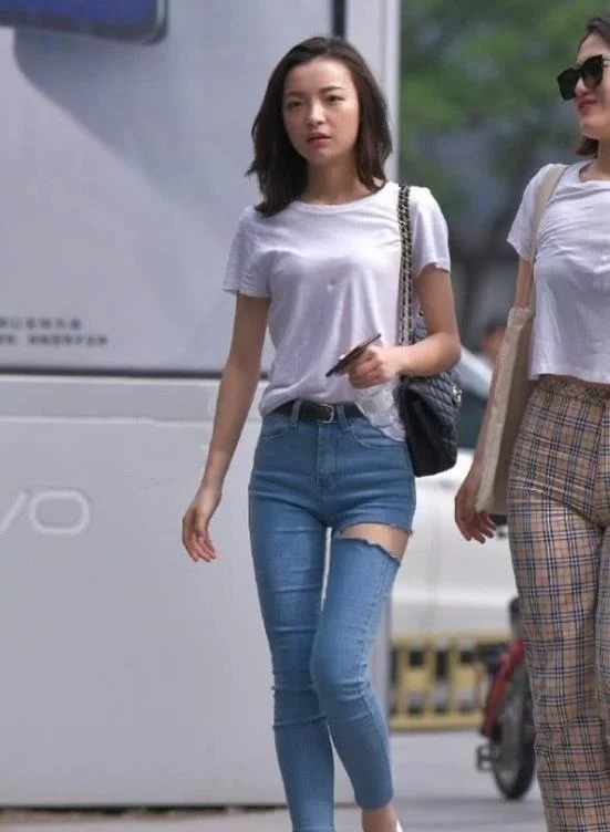 街拍：月貌花容的小姐姐，身穿白色的连衣裙，优雅气质女人味