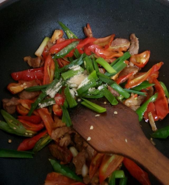 关键|炒猪肉秘诀：想要肉不柴，香嫩又可口，关键在于先放盐还是后放盐
