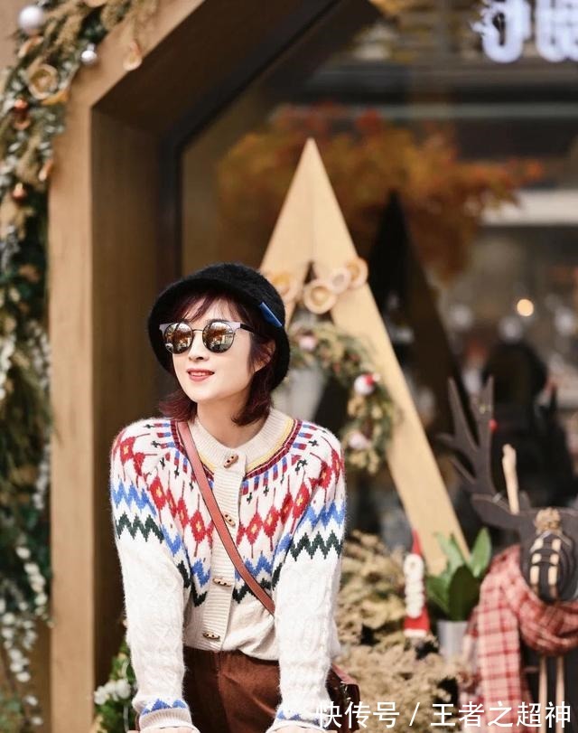 女人 年过55岁的女人,入春怎么穿才好看基础色+中性色,高级时髦!