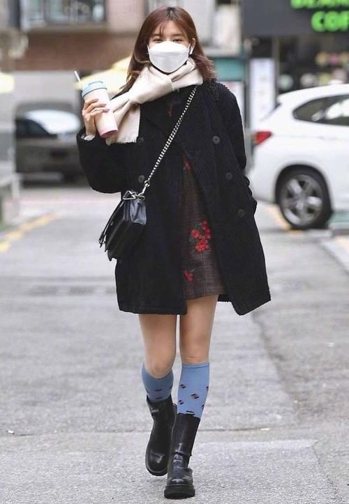 冬天怎么穿更潮流？试试“薄打底＋厚外套”，时尚达人最爱