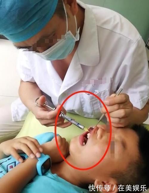 牙齿|8岁男童长出“双排牙”,被拔掉时疼哭了,得知原因后奶奶崩溃